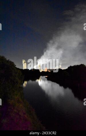 Teesside's CF-Düngemittelanlage (ehemals Teil von ICI Billingham), aufgenommen in der Nacht, reflektiert im Stillwasser von Billingham Beck. Stockfoto