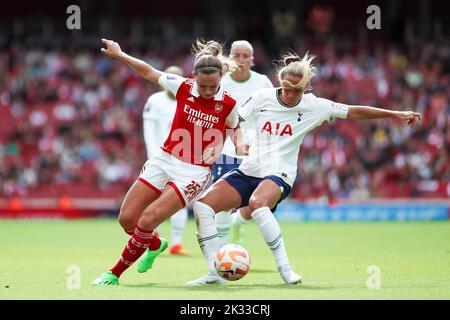 Im Rahmen des Barclays Women's Super League-Spiels im Emirates Stadium, London, kämpft Katie McCabe von Arsenal gegen Tottenham Hotspur Captain Shelina Zadorsky um den Ball. Bilddatum: Samstag, 24. September 2022. Stockfoto