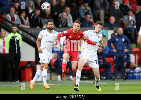Walsall, Großbritannien. 24. September 2022. Liam Kinsella von Walsall (c) kommt zum Ball. EFL Skybet Football League Two Match, Walsall gegen Tranmere Rovers im Poundland Bescot Stadium in Walsall, West Midlands, am Samstag, 24.. September 2022. Dieses Bild darf nur für redaktionelle Zwecke verwendet werden. Nur zur redaktionellen Verwendung, Lizenz für kommerzielle Nutzung erforderlich. Keine Verwendung bei Wetten, Spielen oder Veröffentlichungen in einem Club/einer Liga/einem Spieler.PIC von Chris Stading/Andrew Orchard Sports Photography/Alamy Live News Credit: Andrew Orchard Sports Photography/Alamy Live News