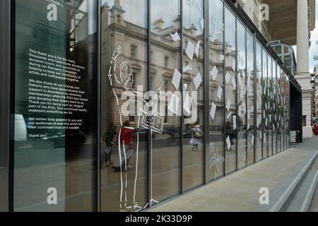 Dankesschreiben (an Unterstützer des ROH während der Covid-19-Epidemie), an einem Fenster im Royal Opera House (Roh), Bow Street, London, England. Stockfoto