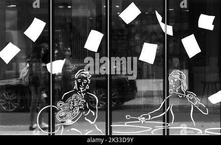 Dankesschreiben (an Unterstützer des ROH während der Covid-19-Epidemie), an einem Fenster im Royal Opera House (Roh), Bow Street, London, England. Stockfoto