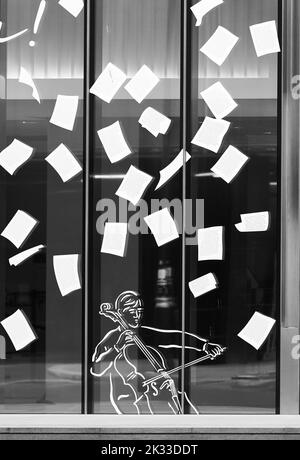 Dankesschreiben (an Unterstützer des ROH während der Covid-19-Epidemie), an einem Fenster im Royal Opera House (Roh), Bow Street, London, England. Stockfoto