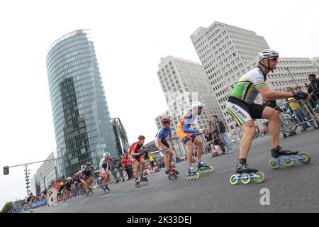 Berlin, Deutschland. 24. September 2022. Skater nehmen am Berlin Inline Marathon Teil. Quelle: Jörg Carstensen/dpa/Alamy Live News Stockfoto