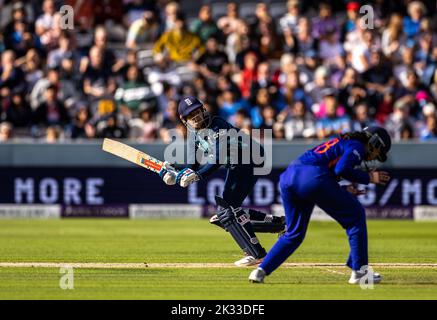 Die Engländerin Sophia Dunkley klatsch beim dritten eintägigen internationalen Frauenspiel in Lord's, London. Bilddatum: Samstag, 24. September 2022. Stockfoto