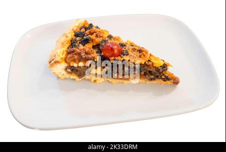 Eine Scheibe Ecclefechan Tart auf einer weißen Platte isoliert auf einem weißen Hintergrund. Stockfoto