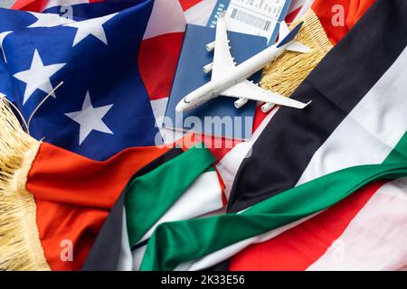 Nationale VAE, US-Flaggen, Spielzeugflugzeug und Pässe Stockfoto
