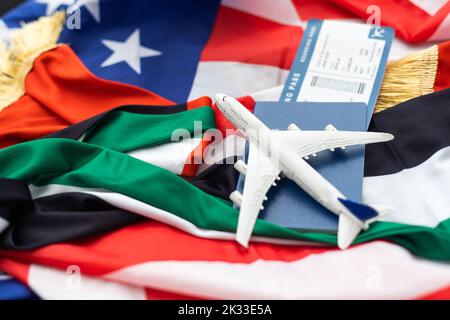 Nationale VAE, US-Flaggen, Spielzeugflugzeug und Pässe Stockfoto