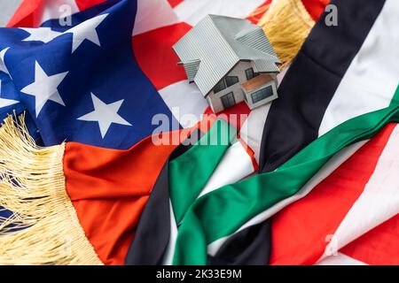 USA und VAE Flaggen und Spielzeughaus Stockfoto