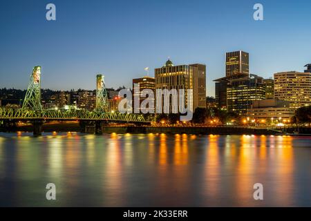 Skyline der Innenstadt und Willamette River, Portland, Oregon, USA Stockfoto