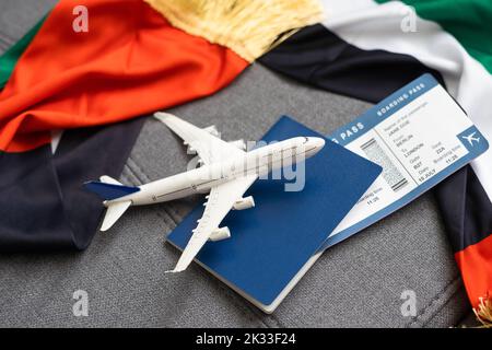 Pass der Vereinigten Arabischen Emirate mit Nationalflagge auf grauem Hintergrund Stockfoto