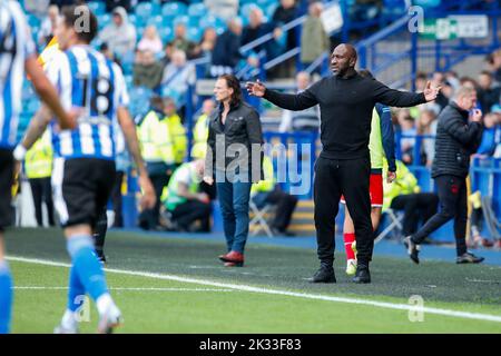 Sheffield, Großbritannien. 24. September 2022. Darren Moore Manager von Sheffield Mittwoch während des Sky Bet League 1-Spiels Sheffield Wednesday gegen Wycombe Wanderers in Hillsborough, Sheffield, Großbritannien, 24.. September 2022 (Foto von Ben Early/News Images) in Sheffield, Großbritannien am 9/24/2022. (Foto von Ben Early/News Images/Sipa USA) Quelle: SIPA USA/Alamy Live News Stockfoto