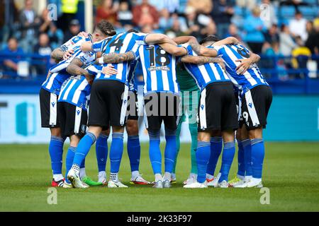 Sheffield, Großbritannien. 24. September 2022. Spieler von Sheffield Wednesday huddle vor dem Sky Bet League 1 Spiel Sheffield Wednesday gegen Wycombe Wanderers in Hillsborough, Sheffield, Großbritannien, 24.. September 2022 (Foto von Ben Early/News Images) in Sheffield, Großbritannien am 9/24/2022. (Foto von Ben Early/News Images/Sipa USA) Quelle: SIPA USA/Alamy Live News Stockfoto