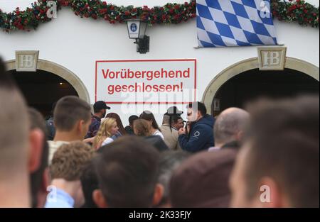 München, Deutschland. 24. September 2022. Über dem Eingang zum Hofbräuzelt hängt ein Schild mit der Aufschrift „vorübergehend geschlossen“. Die Wiesn findet vom 17. September bis 3. Oktober 2022 statt. Quelle: Felix Hörhager/dpa/Alamy Live News Stockfoto