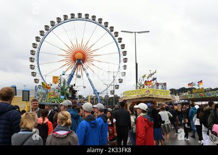 München, Deutschland. 24. September 2022. Viele Besucher des Oktoberfestes fahren durch die Theresienwiese in der Nähe des Riesenrads. Die Wiesn findet vom 17. September bis 3. Oktober 2022 statt. Quelle: Felix Hörhager/dpa/Alamy Live News Stockfoto