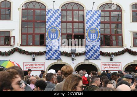 München, Deutschland. 24. September 2022. Über dem Eingang zum Hofbräuzelt hängen Schilder mit der Aufschrift „vorübergehend geschlossen“. Die Wiesn findet vom 17. September bis 3. Oktober 2022 statt. Quelle: Felix Hörhager/dpa/Alamy Live News Stockfoto