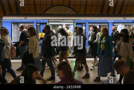 München, Deutschland. 24. September 2022. Die U-Bahn-Passagiere fahren nach Verlassen der U-Bahn bis zur Ausfahrt Theresienwiese. Die Wiesn findet vom 17. September bis 3. Oktober 2022 statt. Quelle: Felix Hörhager/dpa/Alamy Live News Stockfoto