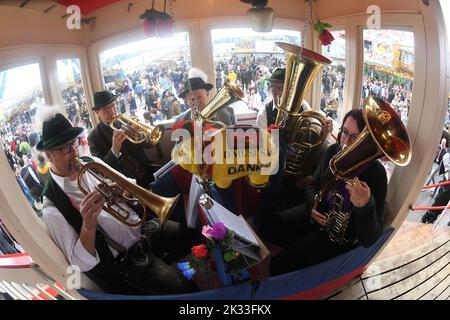 München, Deutschland. 24. September 2022. Die Crinoline-Band spielt auf der Theresienwiese. Die Wiesn findet vom 17. September bis 3. Oktober 2022 statt. Quelle: Felix Hörhager/dpa/Alamy Live News Stockfoto