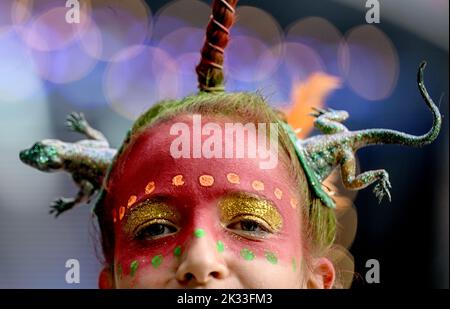 Berlin, Deutschland. 24. September 2022. Eva präsentiert ihre neue Frisur beim Lollapalooza Festival im Berliner Olympiastadion. Die Ausgabe 6. des Musikfestivals in Berlin findet vom 24.09.2022 - 25.09.2022 statt. Kredit: Britta Pedersen/dpa/Alamy Live Nachrichten Stockfoto