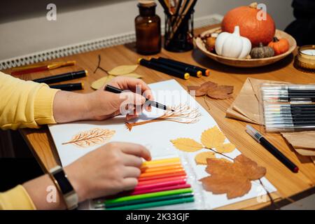 Kunsttherapie für die psychische Gesundheit Erholung, so dass Kunst hilft, die psychische Gesundheit zu verbessern. Kreativität und Erholung. Gesichtsloses Porträt einer Frau, die den Herbst zeichnet Stockfoto