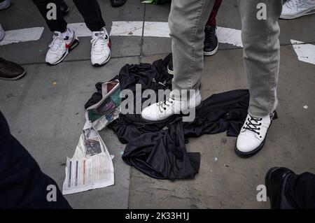 London, Großbritannien. 24.. September 2022. Hunderte britisch-iranischer Menschen versammeln sich auf dem Trafalgar Square und fordern mehr Maßnahmen seit dem Tod von Mahsa Amini. Die 22-jährige Kurdin wurde drei Tage nach ihrer Verhaftung in der iranischen Hauptstadt für tot erklärt, weil sie das Kopftuch des Hijab auf „unangemessene“ Weise trug. Kredit: Guy Corbishley/Alamy Live Nachrichten Stockfoto