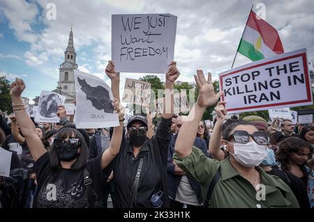 London, Großbritannien. 24.. September 2022. Hunderte britisch-iranischer Menschen versammeln sich auf dem Trafalgar Square und fordern mehr Maßnahmen seit dem Tod von Mahsa Amini. Die 22-jährige Kurdin wurde drei Tage nach ihrer Verhaftung in der iranischen Hauptstadt für tot erklärt, weil sie das Kopftuch des Hijab auf „unangemessene“ Weise trug. Kredit: Guy Corbishley/Alamy Live Nachrichten Stockfoto