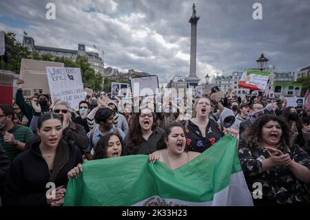 London, Großbritannien. 24.. September 2022. Hunderte britisch-iranischer Menschen versammeln sich auf dem Trafalgar Square und fordern mehr Maßnahmen seit dem Tod von Mahsa Amini. Die 22-jährige Kurdin wurde drei Tage nach ihrer Verhaftung in der iranischen Hauptstadt für tot erklärt, weil sie das Kopftuch des Hijab auf „unangemessene“ Weise trug. Kredit: Guy Corbishley/Alamy Live Nachrichten Stockfoto