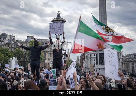 London, Großbritannien. 24.. September 2022. Hunderte britisch-iranischer Menschen versammeln sich auf dem Trafalgar Square und fordern mehr Maßnahmen seit dem Tod von Mahsa Amini. Die 22-jährige Kurdin wurde drei Tage nach ihrer Verhaftung in der iranischen Hauptstadt für tot erklärt, weil sie das Kopftuch des Hijab auf „unangemessene“ Weise trug. Kredit: Guy Corbishley/Alamy Live Nachrichten Stockfoto