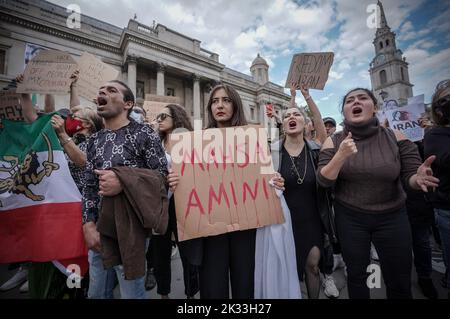 London, Großbritannien. 24.. September 2022. Hunderte britisch-iranischer Menschen versammeln sich auf dem Trafalgar Square und fordern mehr Maßnahmen seit dem Tod von Mahsa Amini. Die 22-jährige Kurdin wurde drei Tage nach ihrer Verhaftung in der iranischen Hauptstadt für tot erklärt, weil sie das Kopftuch des Hijab auf „unangemessene“ Weise trug. Kredit: Guy Corbishley/Alamy Live Nachrichten Stockfoto