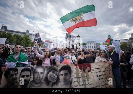 London, Großbritannien. 24.. September 2022. Hunderte britisch-iranischer Menschen versammeln sich auf dem Trafalgar Square und fordern mehr Maßnahmen seit dem Tod von Mahsa Amini. Die 22-jährige Kurdin wurde drei Tage nach ihrer Verhaftung in der iranischen Hauptstadt für tot erklärt, weil sie das Kopftuch des Hijab auf „unangemessene“ Weise trug. Kredit: Guy Corbishley/Alamy Live Nachrichten Stockfoto