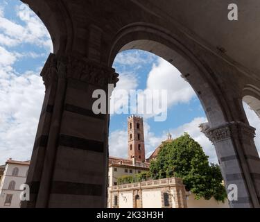 Blick von der Kathedrale San Martino (St. Martin) über die Piazza San Martino n Lucca, Toskana, Italien Stockfoto