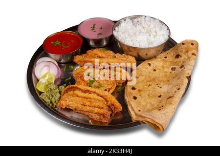 Bombay Ente-Thali serviert auf einem Teller auf weißem Hintergrund. Selektiver Fokus. Stockfoto