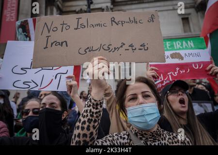 London, Großbritannien. 24.. September 2022. Hunderte britisch-iranischer Menschen versammeln sich auf dem Trafalgar Square und fordern mehr Maßnahmen seit dem Tod von Mahsa Amini. Die 22-jährige Kurdin wurde drei Tage nach ihrer Verhaftung in der iranischen Hauptstadt für tot erklärt, weil sie das Kopftuch des Hijab auf „unangemessene“ Weise trug. Kredit: Guy Corbishley/Alamy Live Nachrichten Stockfoto