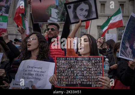 London, Großbritannien. 24.. September 2022. Hunderte britisch-iranischer Menschen versammeln sich auf dem Trafalgar Square und fordern mehr Maßnahmen seit dem Tod von Mahsa Amini. Die 22-jährige Kurdin wurde drei Tage nach ihrer Verhaftung in der iranischen Hauptstadt für tot erklärt, weil sie das Kopftuch des Hijab auf „unangemessene“ Weise trug. Kredit: Guy Corbishley/Alamy Live Nachrichten Stockfoto