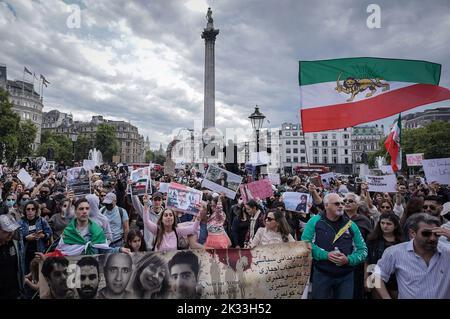 London, Großbritannien. 24.. September 2022. Hunderte britisch-iranischer Menschen versammeln sich auf dem Trafalgar Square und fordern mehr Maßnahmen seit dem Tod von Mahsa Amini. Die 22-jährige Kurdin wurde drei Tage nach ihrer Verhaftung in der iranischen Hauptstadt für tot erklärt, weil sie das Kopftuch des Hijab auf „unangemessene“ Weise trug. Kredit: Guy Corbishley/Alamy Live Nachrichten Stockfoto