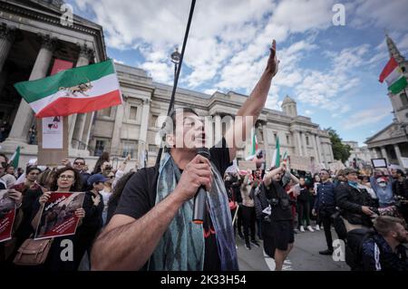 London, Großbritannien. 24.. September 2022. Hunderte britisch-iranischer Menschen versammeln sich auf dem Trafalgar Square und fordern mehr Maßnahmen seit dem Tod von Mahsa Amini. Die 22-jährige Kurdin wurde drei Tage nach ihrer Verhaftung in der iranischen Hauptstadt für tot erklärt, weil sie das Kopftuch des Hijab auf „unangemessene“ Weise trug. Kredit: Guy Corbishley/Alamy Live Nachrichten Stockfoto