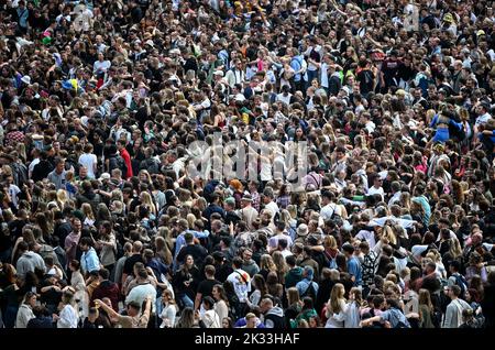 Berlin, Deutschland. 24. September 2022. Besucher feiern beim Lollapalooza Festival im Berliner Olympiastadion. Die Ausgabe 6. des Musikfestivals in Berlin findet vom 24.09.2022 - 25.09.2022 statt. Kredit: Britta Pedersen/dpa/Alamy Live Nachrichten Stockfoto