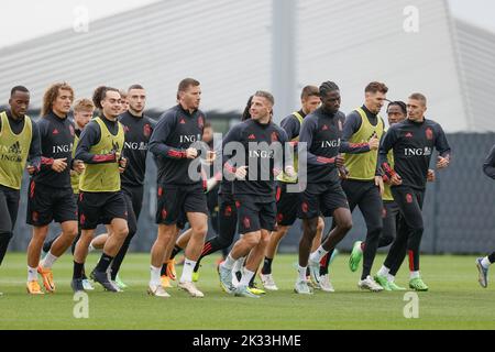 Die belgischen Spieler, die während einer Trainingseinheit der belgischen Fußballnationalmannschaft, den Roten Teufeln, am Samstag, den 24. September 2022 in Tubize, während der Vorbereitungen für das bevorstehende Spiel der UEFA Nations League gegen die Niederlande, das sechste Spiel in einer Serie von sechs Spielern während der Gruppenphase, abgebildet wurden. BELGA FOTO BRUNO FAHY Stockfoto