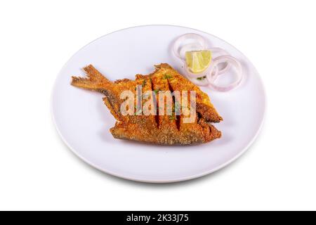 Pomfret braten serviert auf einem Teller auf weißem Hintergrund. Selektiver Fokus. Stockfoto