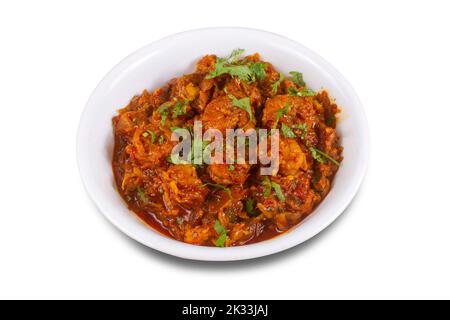 Garnelensalat in einer Schüssel auf weißem Hintergrund serviert. Selektiver Fokus. Stockfoto