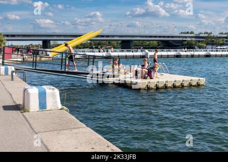 Wien, Österreich - 10. August 2022: Die Wiener nutzen sie zum Entspannen, in Bars und Restaurants entlang der Alten Donau oder am Copa Beach und Sunken City on Da Stockfoto