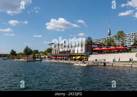 Wien, Österreich - 10. August 2022: Die Wiener nutzen sie zum Entspannen, in Bars und Restaurants entlang der Alten Donau oder am Copa Beach und Sunken City on Da Stockfoto