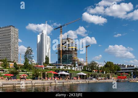 Wien, Österreich - 10. August 2022: Die Wiener nutzen sie zum Entspannen, in Bars und Restaurants entlang der Alten Donau oder am Copa Beach und Sunken City on Da Stockfoto