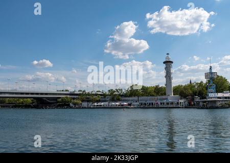 Wien, Österreich - 10. August 2022: Die Wiener nutzen sie zum Entspannen, in Bars und Restaurants entlang der Alten Donau oder am Copa Beach und Sunken City on Da Stockfoto