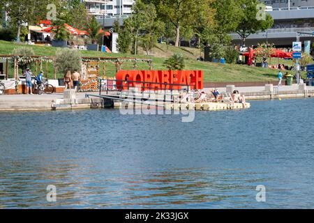 Wien, Österreich - 10. August 2022: Die Wiener nutzen sie zum Entspannen, in Bars und Restaurants entlang der Alten Donau oder am Copa Beach und Sunken City on Da Stockfoto