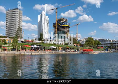 Wien, Österreich - 10. August 2022: Die Wiener nutzen sie zum Entspannen, in Bars und Restaurants entlang der Alten Donau oder am Copa Beach und Sunken City on Da Stockfoto