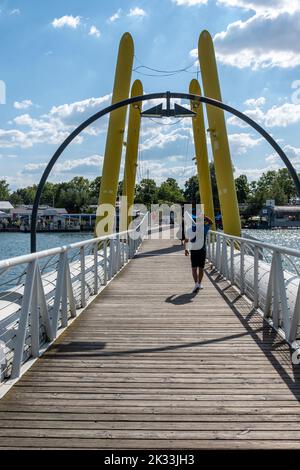Wien, Österreich - 10. August 2022: Die Wiener nutzen sie zum Entspannen, in Bars und Restaurants entlang der Alten Donau oder am Copa Beach und Sunken City on Da Stockfoto