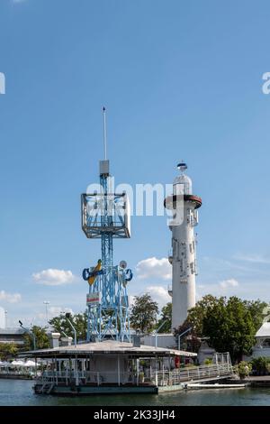 Wien, Österreich - 10. August 2022: Die Wiener nutzen sie zum Entspannen, in Bars und Restaurants entlang der Alten Donau oder am Copa Beach und Sunken City on Da Stockfoto