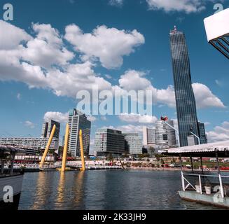 Wien, Österreich - 10. August 2022: Die Wiener nutzen sie zum Entspannen, in Bars und Restaurants entlang der Alten Donau oder am Copa Beach und Sunken City on Da Stockfoto