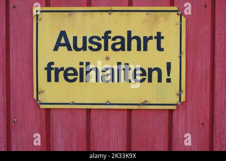 Deutsches Schild auswahr freihalten bedeutet auf rosa Farbe klar zu halten Stockfoto