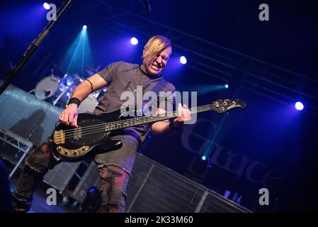 Three Days Grace (Bassist Brad Walst) live im Konzert auf ihrer Explosions-Tour in Großbritannien in der Birmingham O2 Academy, 19.. September 2022 Stockfoto